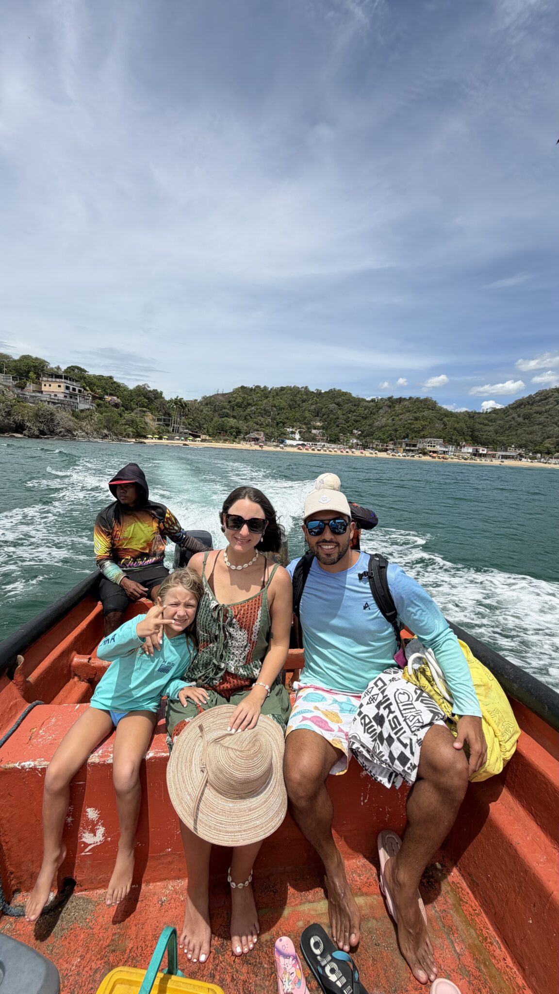 Familia navegando en peñero desde Chirimena