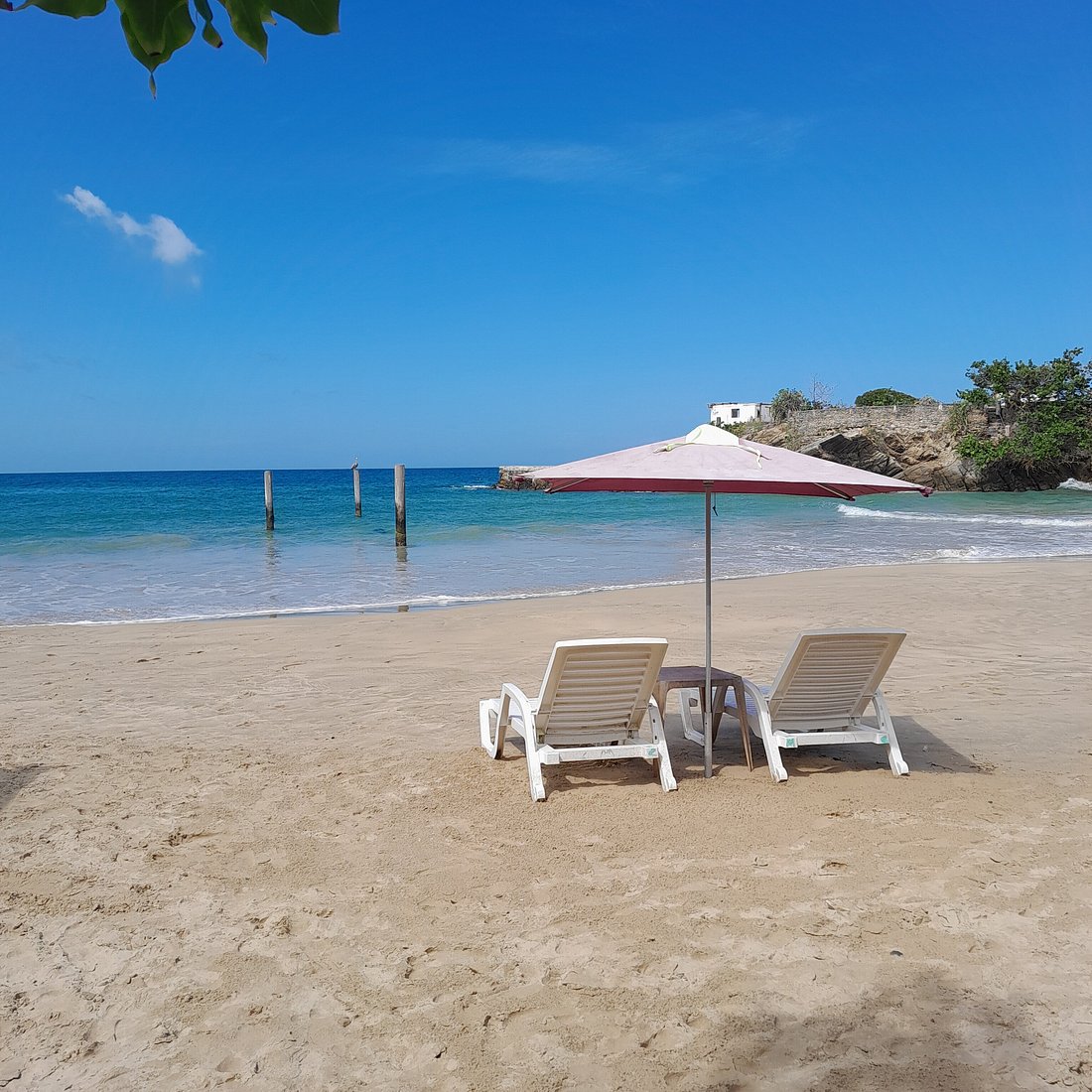 Sombrilla y tumbonas en Playa Caracolito