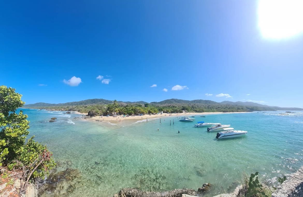 Vista de Playa Caracolito, aguas turquesas y tranquilas
